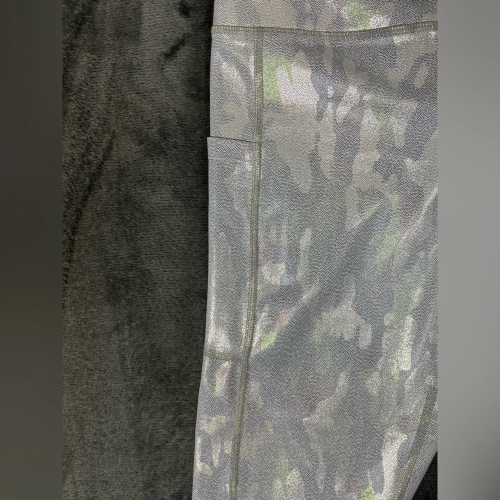 Zyia Active Leggings Iridescent White Camo Unicorn Shimmer Shiny Pearl Size 6-8 - Picture 4 of 7